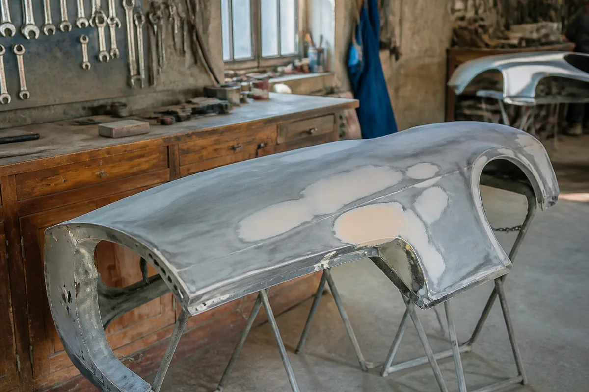 Élément de carrosserie poncé avant application de l’apprêt en atelier